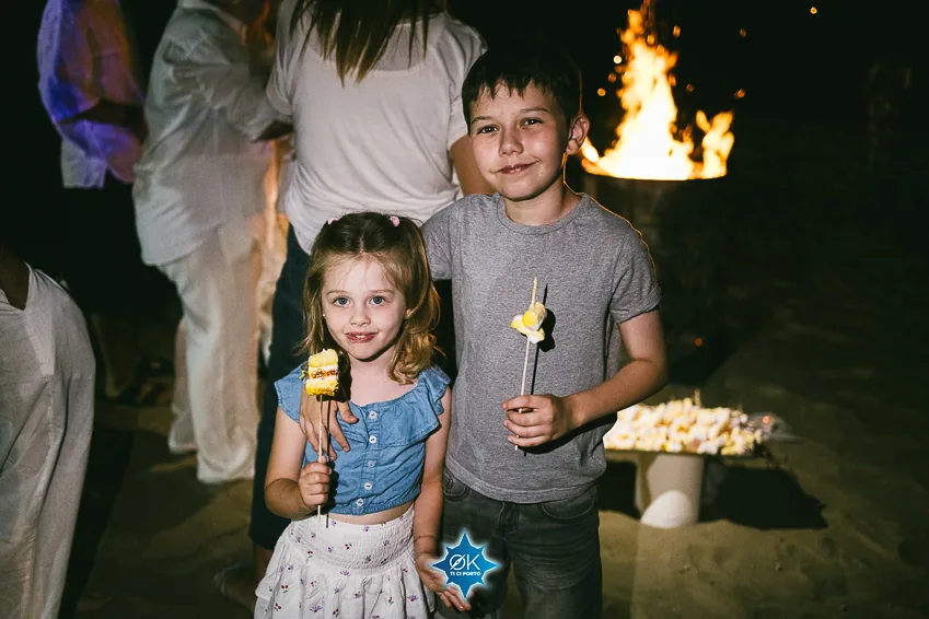 A caccia di stelle: bambini con stelle luminose in mano davanti al fuoco