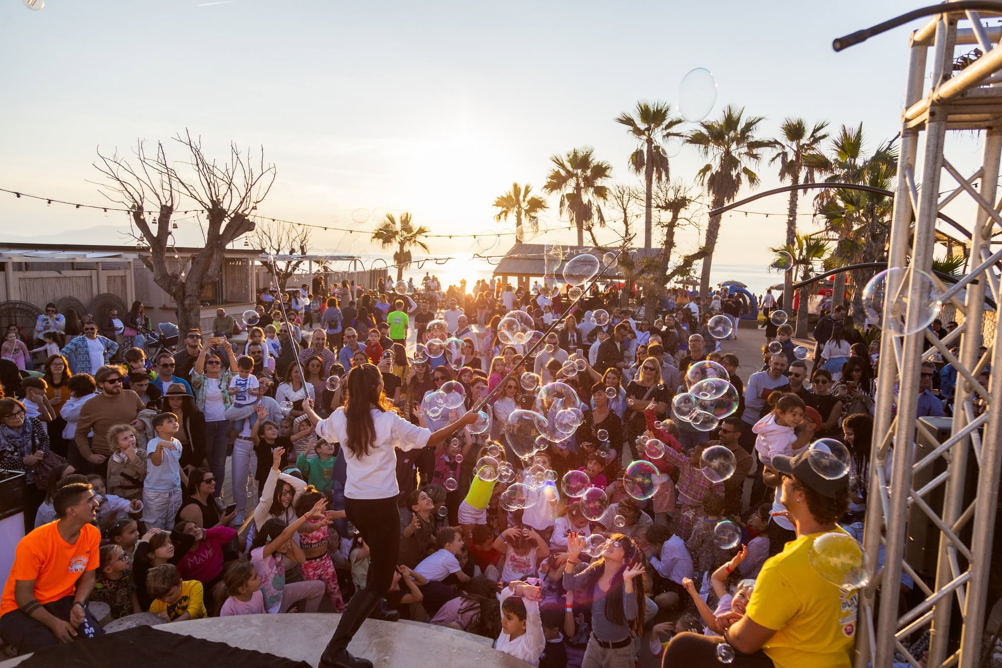 Esperienza Ok ti ci porto: spettacolo di bolle di sapone al tramonto con famiglie e bambini in Campania