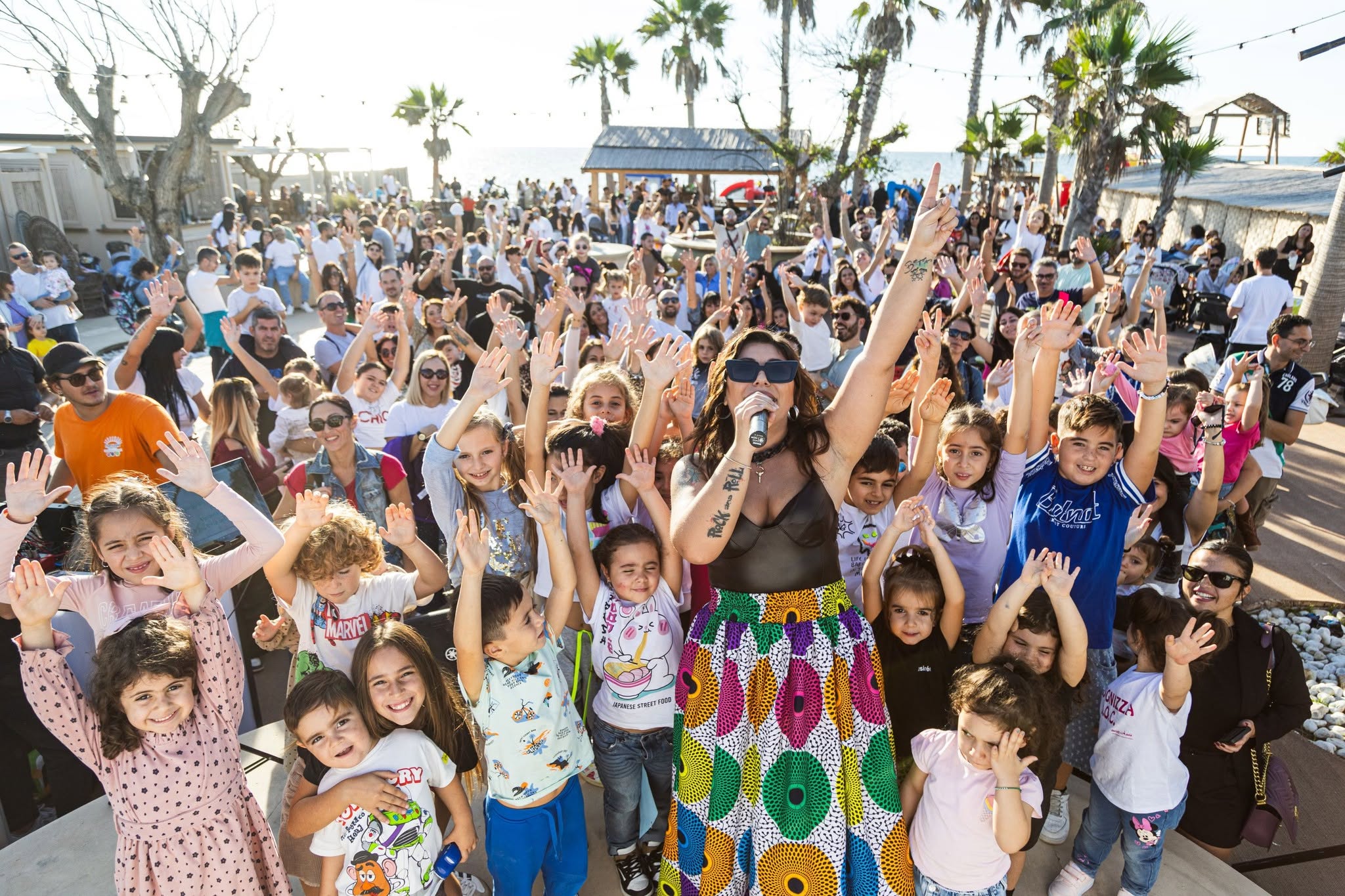 Pubblico di famiglie a un Picnic da favola di Ok ti ci porto