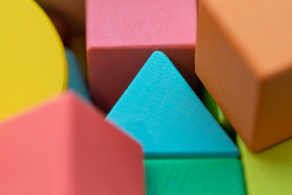 Cubi di legno colorati per bambini: il gioco fatto con le mani